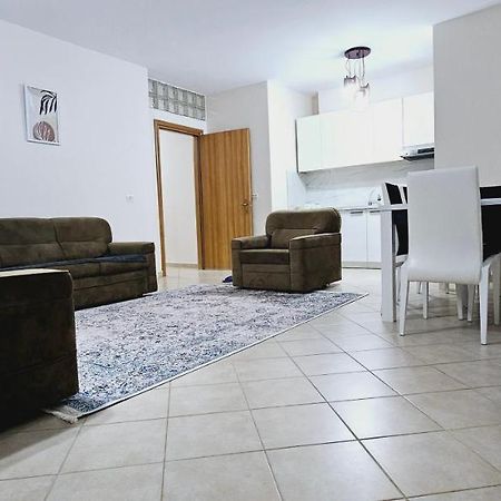 New Bazaar Side Bliss 2 Bed Room Apt With Free Garage Tirana Exterior photo